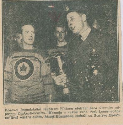 Photo: Czech News Photo with Sandy Watson holding Hockey World Cup