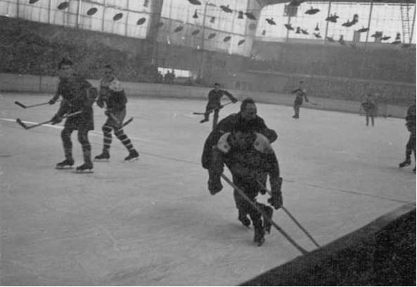 PHOTO1: Hubert Brooks with US Army AllStars.