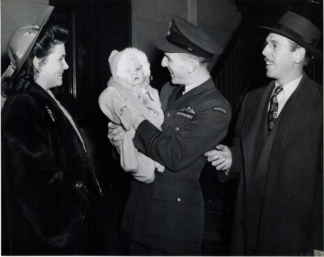 PHOTO RCAF Flyer Schroeter  family farewell at Ottawa Union Station 