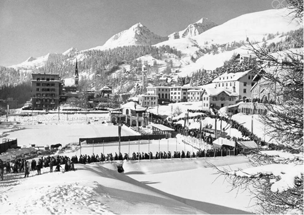 Photo: Saint–Moritz 1948: General view of the town and of the spectators
